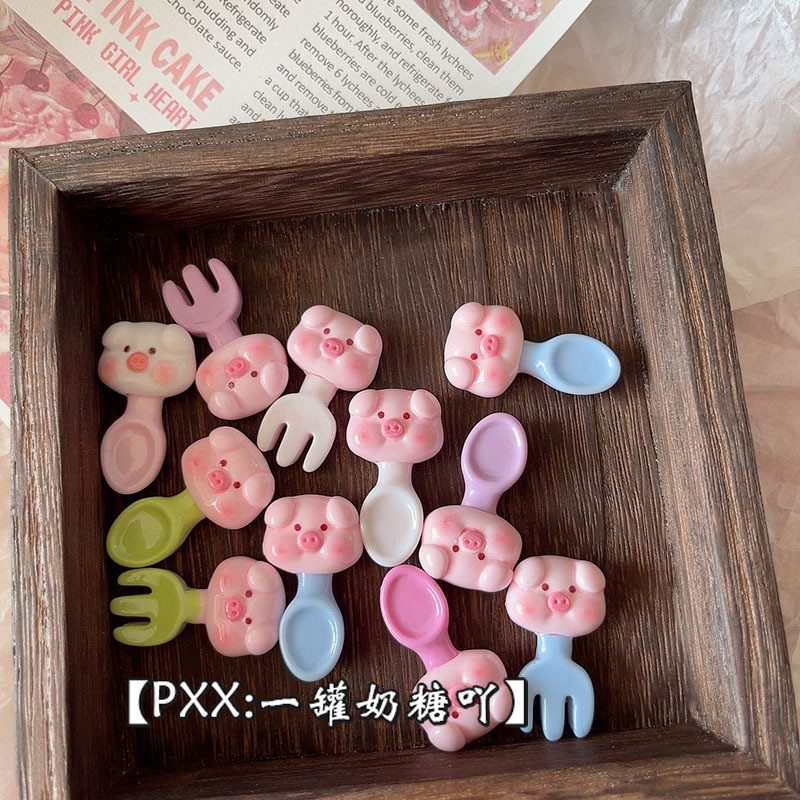 [100 ชิ้นพร้อมสต็อก] หมูสีชมพูช้อนส้อมน่ารัก 3ง เครื่องประดับสามมิติอุปกรณ์ ทําเอง ครีมกาวเคสโทรศัพท์ถ้วยน้ํากิ๊บวัสดุตกแต่ง ส1