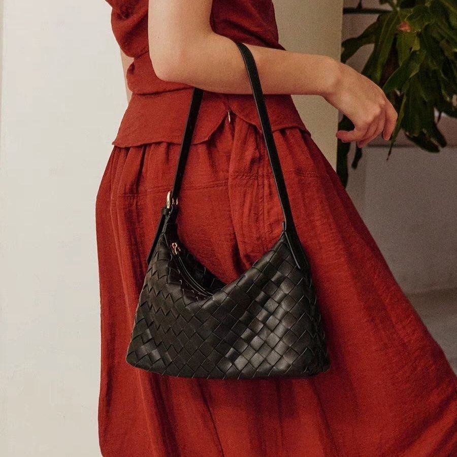 Gh One-Shoulder Hobo Bag สไตล์ใหม่สำหรับฤดูใบไม้ผลิ กระเป๋า messenger สำหรับผู้หญิง C397