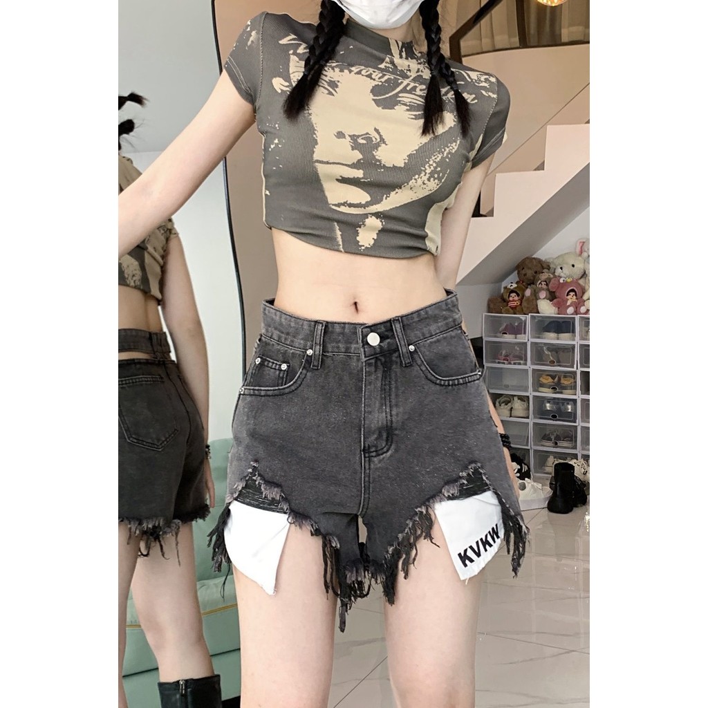 กางเกงขาสั้นเอวสูง Retro ในโทนสีดำและเทา ผลิตจากผ้า-denim ทรง A-line พร้อมขอบ fray และรูปแบบ tear ที