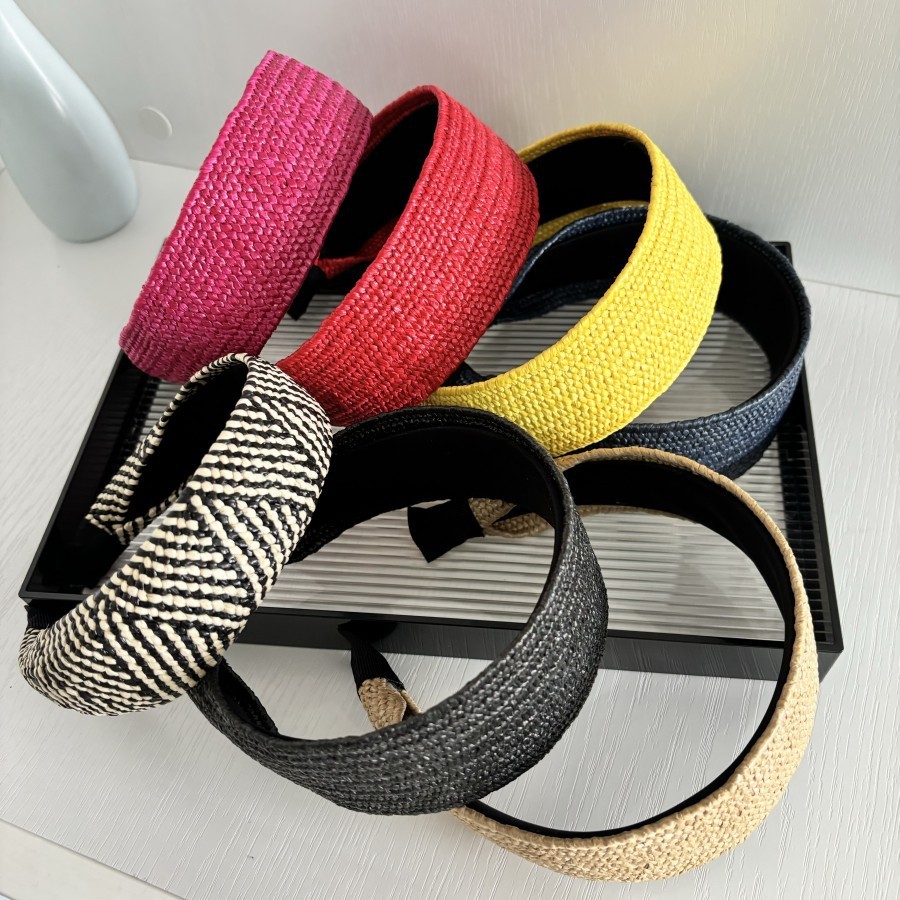 ที่คาดผมทำมือจาก Raffia แบบปีกกว้าง ออกแบบอย่างเรียบง่ายและทันสมัย เครื่องประดับผมสำหรับสตรี