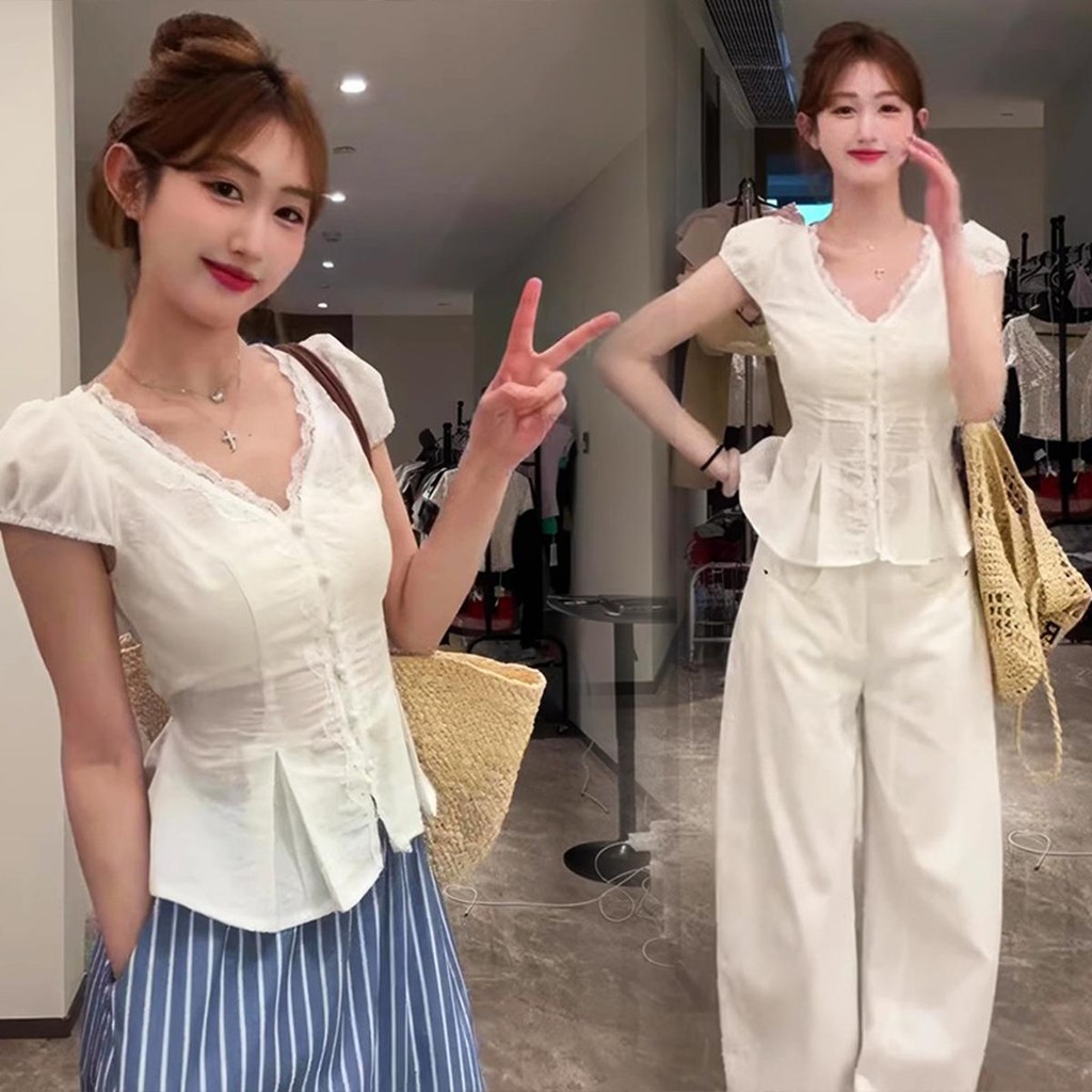 Chili Koko เสื้อเชิ้ตแขนสั้นคอวีลูกไม้ฝรั่งเศสสำหรับผู้หญิง เสื้อสวยเข้ารูปรับซัมเมอร์ เสื้อผูกเอว W631