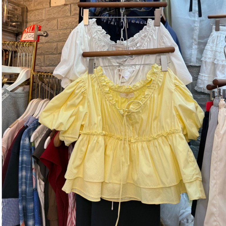 Lemon. U2  เสื้อแขนบอลลูนทรงสั้นๆกำลังน่ารักเลยค่ะ งานระบาย2 ชั้น