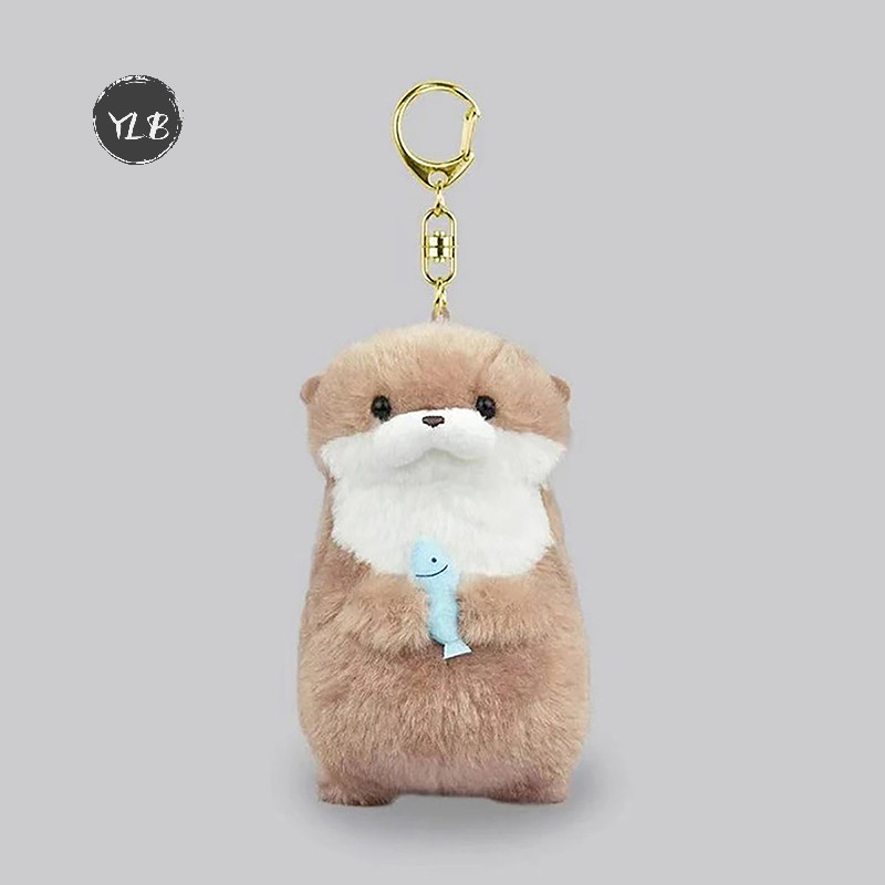 Ylb> นากน่ารักถือปลาพวงกุญแจตุ๊กตาน้ําหนักเบาแขวนจี้ Props สําหรับกระเป๋านักเรียนกระเป๋าสตางค์ใหม่