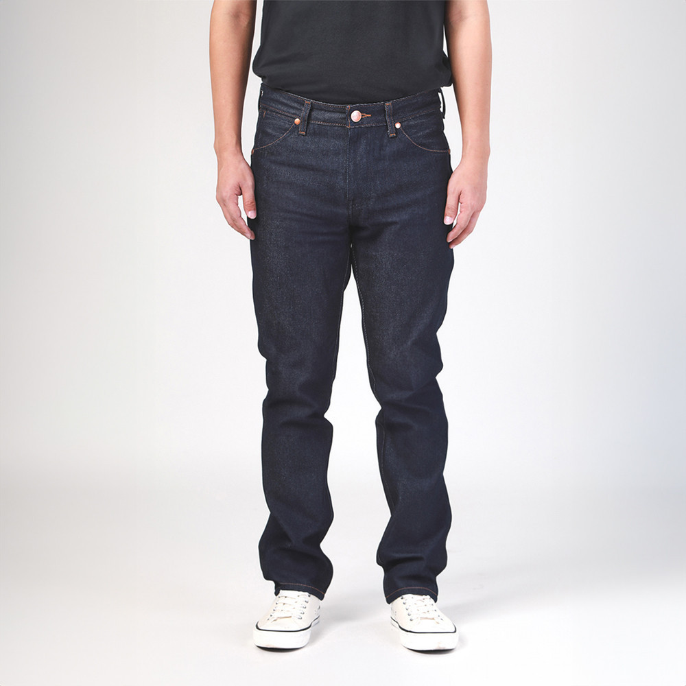WRANGLER กางเกงยีนส์ผู้ชาย เอวกลาง ทรงตรง ทรง Greensboro รุ่น WR S524MGREF42 สียีนส์ผ้าดิบ