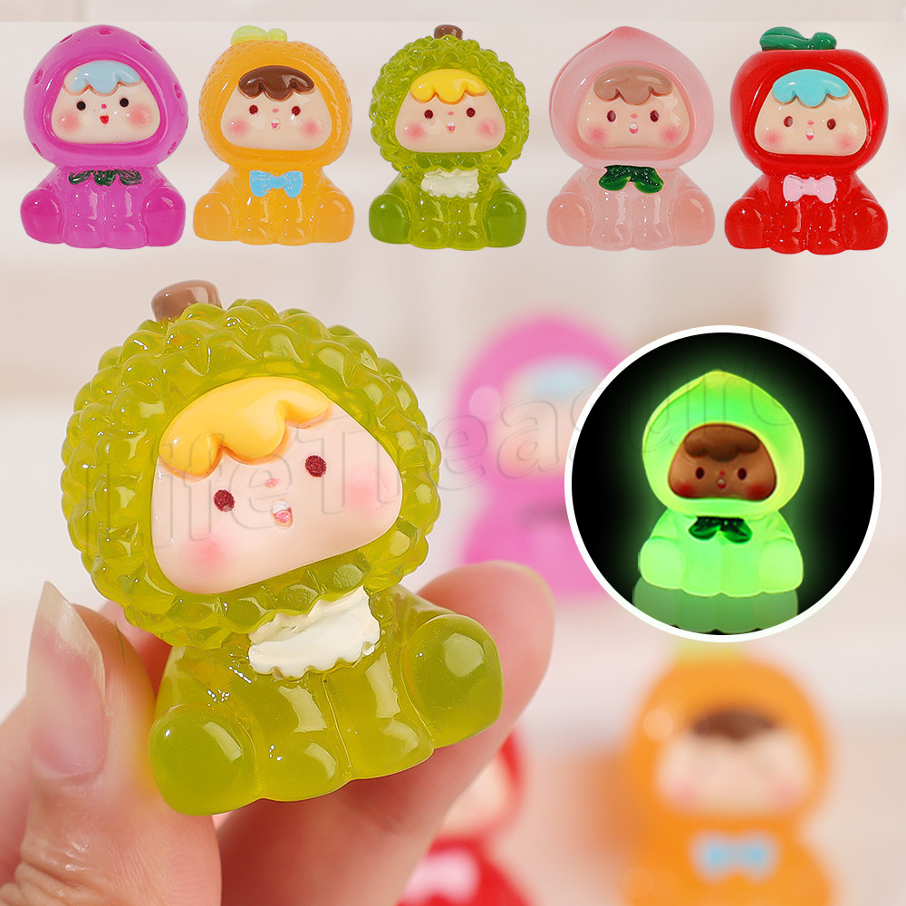 [ แนะนํา] เครื่องประดับผลไม้เรืองแสง-งานฝีมือเรซินขนาดเล็ก-ลูกผลไม้เรืองแสงน่ารัก-อุปกรณ์ภูมิทัศน์ไมโคร-รูปปั้นพีชสีส้มสตรอเบอร์รี่-ตกแต่งเดสก์ท็อป ทําเอง