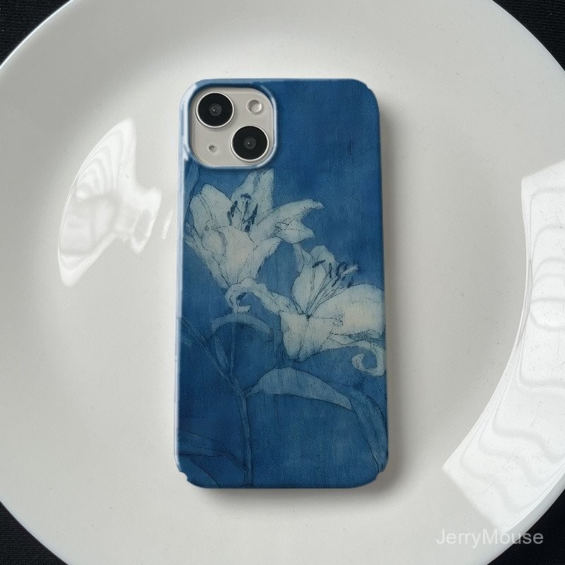 เคสโทรศัพท์มือถือลายดอกลิลลี่สีฟ้าครามแบบวินเทจเหมาะสำหรับ iPhone XS 8PLUS 7plus 13 14 12 15 PROMAX ป้องกันการเคาะ11PROMAX xmax 13 12 15 14 Pro กันกระแทก11pro เคสแข็ง ijum