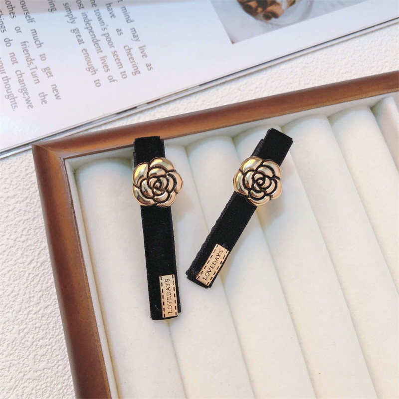 ฤดูใบไม้ร่วงฤดูหนาวกํามะหยี่สีดําทอง Camellia Letter Bangs Duckbill กิ๊บติดผมอุปกรณ์เสริมผม Headdress