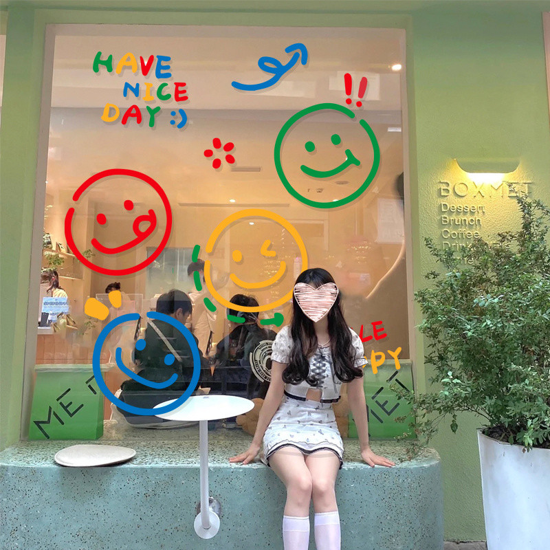 น่ารักยิ้มอีโมจิสติ๊กเกอร์ติดผนังนอร์ดิก ผู้มีอิทธิพล ตกแต่งร้านกระจกหน้าต่างสติ๊กเกอร์พีวีซีสติกเกอร์ไฟฟ้าสถิตสติ๊กเกอร์ติดผนังวอลล์เปเ