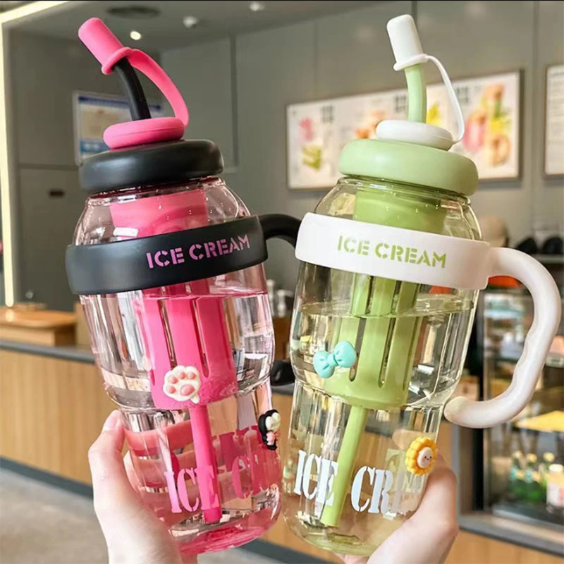 กระบอกน้ำ 1300 มล. แก้ว Ice-cream สีสันสดใส แถมหลอดพร้อมที่กรอง มีที่ปิดจุกหลอด กันฝุ่น จุน้ำได้เยอะ ราคา ถูกที่สุด ดีลบีเคเค แกลเลอรีภาพที่ 3