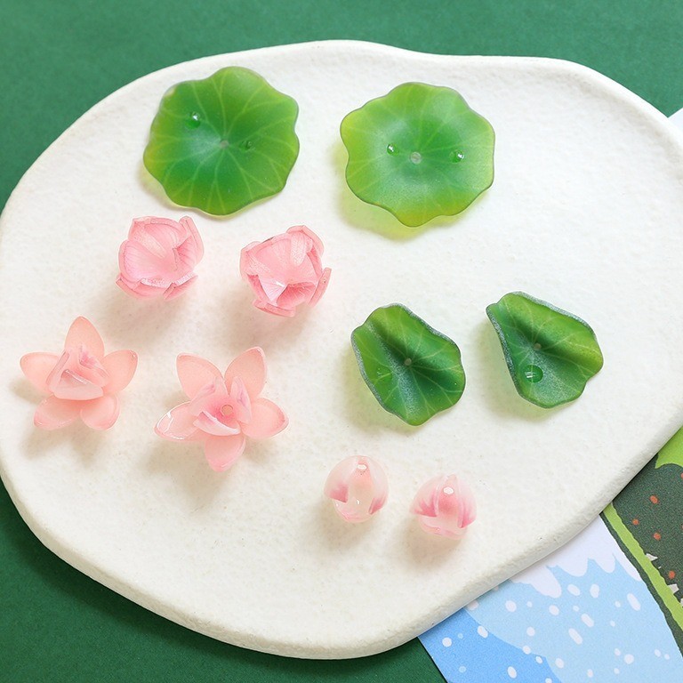 จําลองฤดูร้อน Lotus Leaf Dew ลูกปัดความร้อนหดแผ่นเรซิ่นตรงเจาะ diy เครื่องประดับทําด้วยมือต่างหู Hairpin อุปกรณ์เสริม