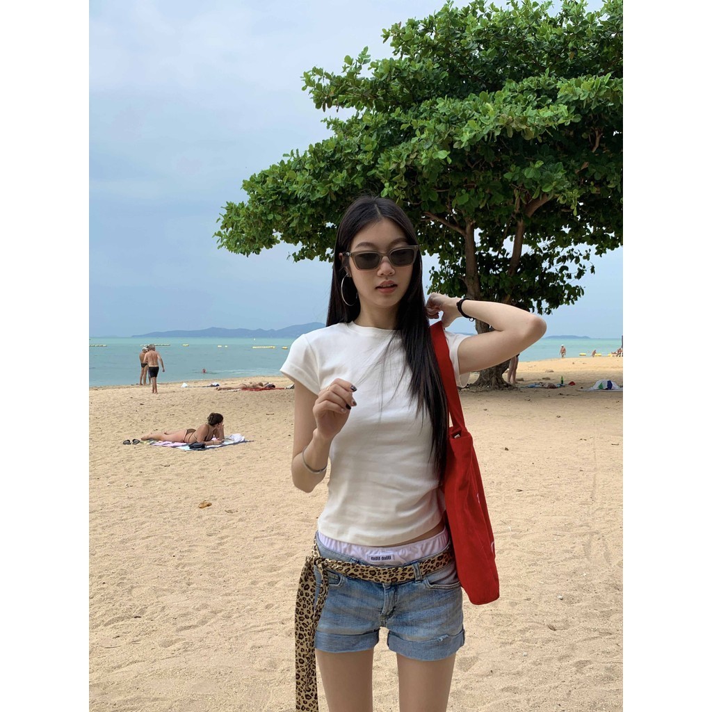 ❣Fortunee ❣ เสื้อยืดผู้หญิง เข้าง่ายกับทุกชุด มีขาว ดำ กระชับสัดส่วน แขนสั้น