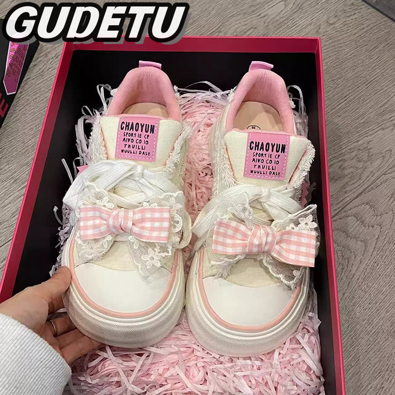 GUDETU รองเท้าลําลองผู้หญิง แฟชั่นเกาหลี ใหม่ โบว์สีชมพู รองเท้าสีขาวขนาดเล็ก รองเท้าผ้าใบอเนกประสงค์และน่ารัก