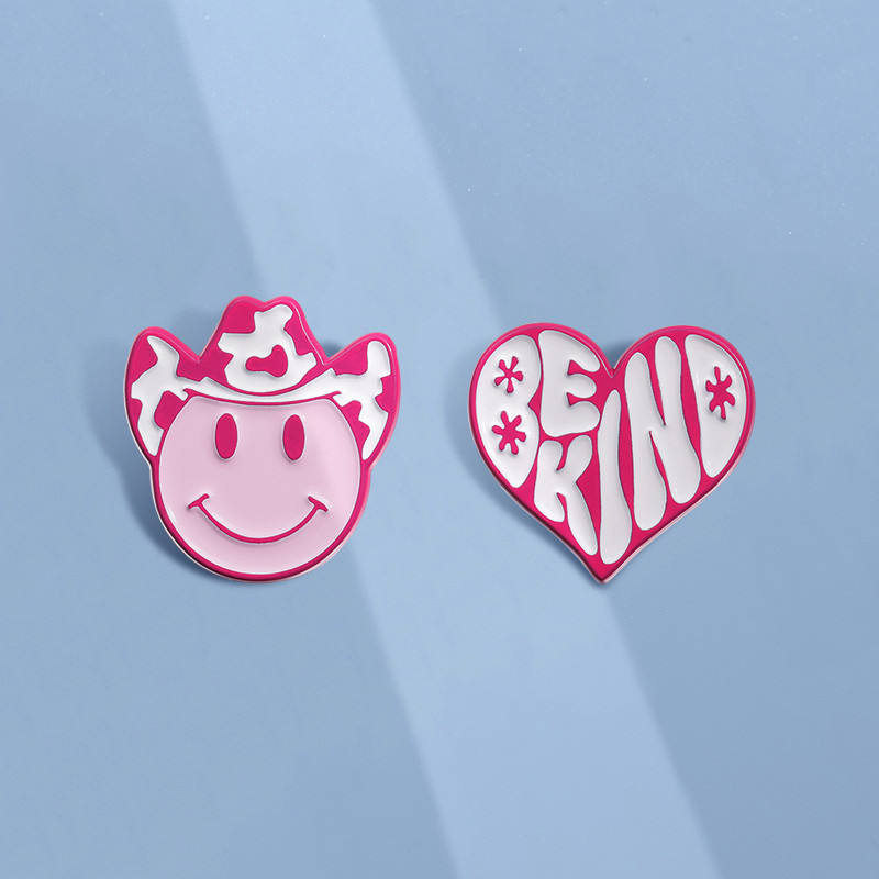 สีชมพู Be Kind Heart เข็มกลัดโลหะ Pin การ์ตูนยิ้ม Face Pins ป้ายปกเครื่องประดับของขวัญ