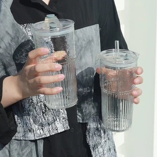【จัดส่งในกรุงเทพฯ】แก้วน้ำมีฝาปิด 600 มล.แก้วเครื่องดื่มเย็น ถ้วย+ฝาแก้ว+หลอด ลายทางแนวตั้ง เรียบง่าย ชงเครื่องดื่ม