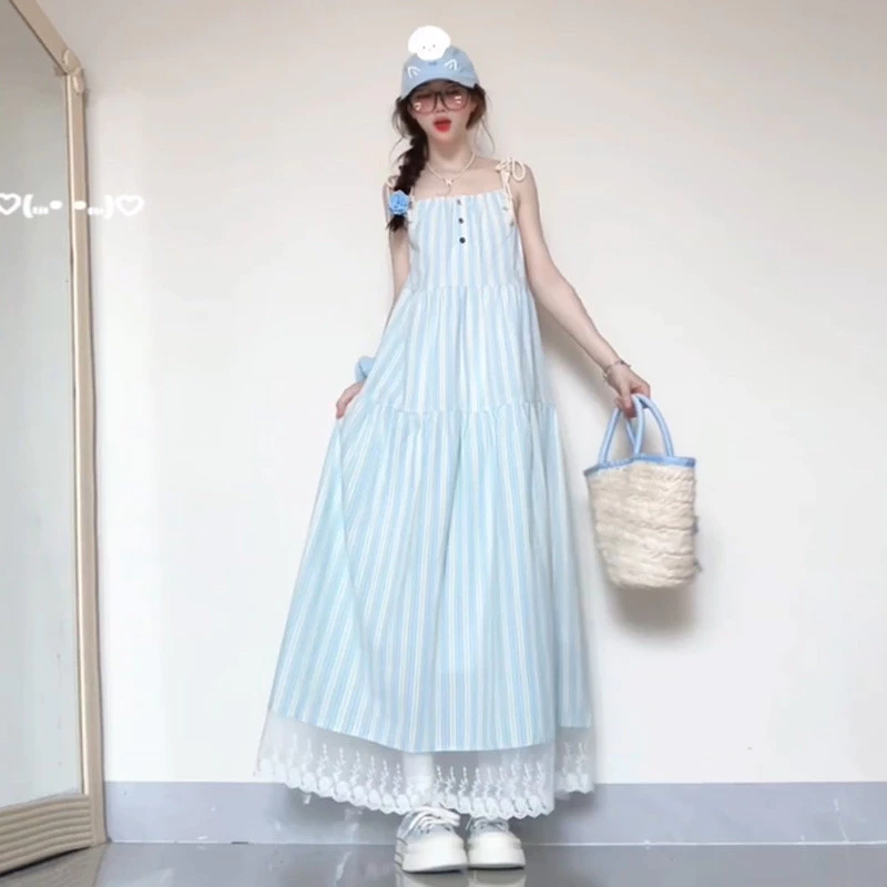 ชุดเดรสสายเดี่ยวลายทางสีฟ้าหวานสำหรับผู้หญิงแบบใหม่ฤดูร้อนสไตล์วันหยุดริมทะเลกระโปรงยาวสวยสุดๆ