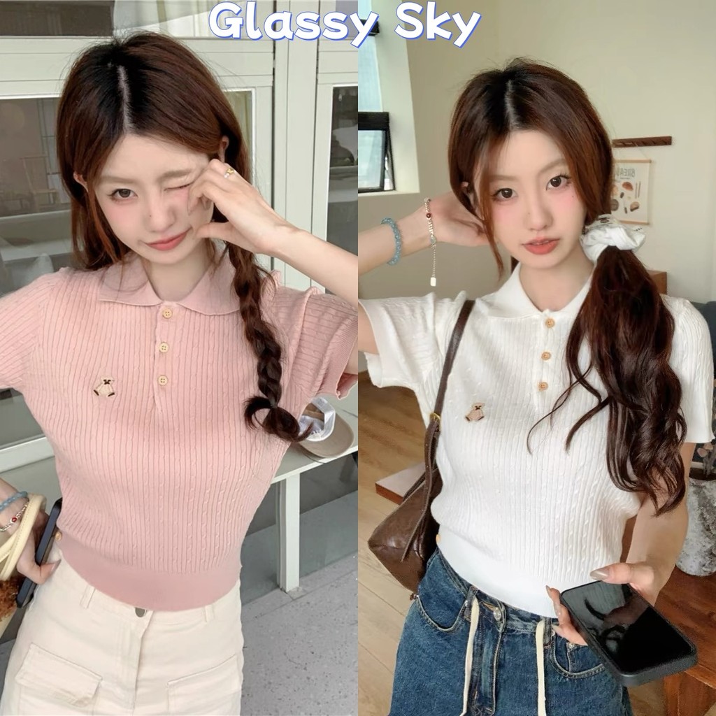 Glassy Sky💖พร้อมส่ง💖2สี เสื้อครอปไหมพรมแขนสั้นน่ารักมาก คอปก ผ้าร้องปักลายหมี สีพาสเทล(72063)