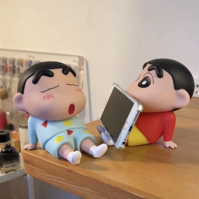 Crayon Shin chan ขาตั้งโทรศัพท์มือถือ Handmade รุ่นน่ารักเดสก์ท็อปเครื่องประดับตุ๊กตาของขวัญ