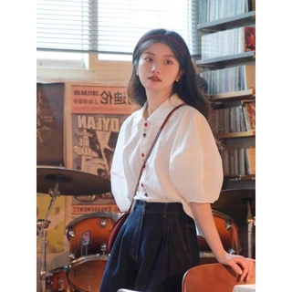 MIMI&DIDI#สีขาวพัฟแขนเสื้อเชิ้ตแขนสั้นผู้หญิงฤดูร้อนหลวมออกแบบ Niche ครึ่งแขนเสื้อด้านบน ปุ่มหลากสีก็น่ารัก#W463