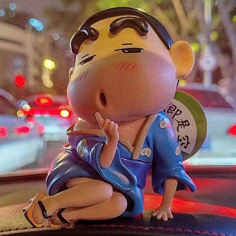 Crayon Shin-Chanชุดกิโมโนเครื่องประดับตุ๊กตาสร้างสรรค์Gk Nohara Shinno Assistantอุปกรณ์ตกแต่งภายในรถยนต์อะนิเมะตัวเลขรุ่นของเล่นเด็ก