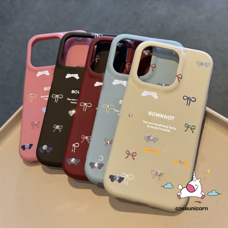 น่ารักโบว์ฉลากภาษาอังกฤษการ์ตูนผีเสื้อ Graffiti Candy สีสําหรับ IPhone 16 15 12 11 14 13 Pro Max 16Plus 15 14 16 Plus หรูหราผิวรู้สึกหนังเนื้อนุ่มกรณี