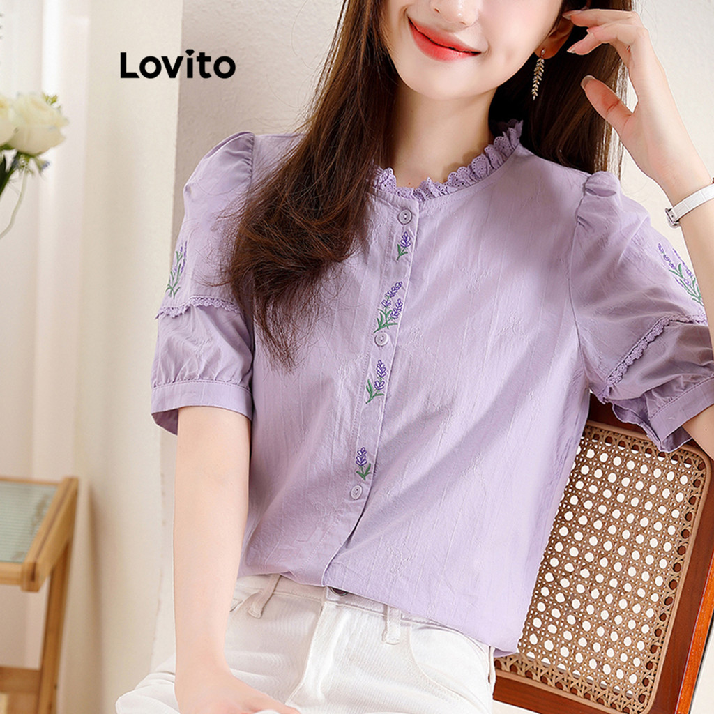 Lovito เสื้อเบลาส์ผู้หญิง แต่งกระดุมหน้า ปักลายดอกไม้ สไตล์ลำลอง LNA37034 (สีขาว/สีม่วง)