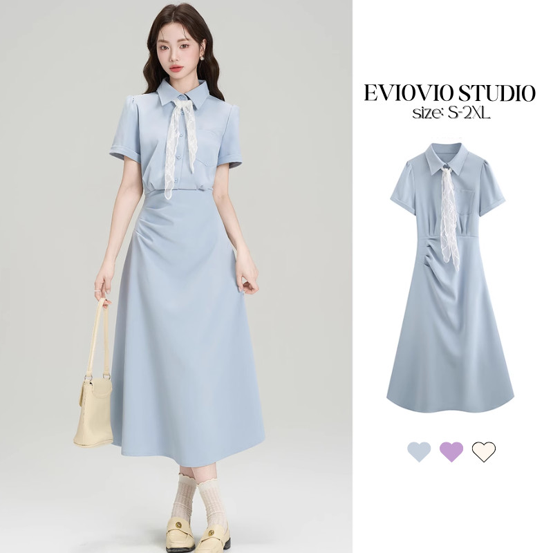 【EVIOVIO】 S-2XL เดรสยาว คอปกเชิ้ต แขนสั้น พร้อมผ้าโพกผูกคอลายลูกไม้ สไตล์สุภาพเกาหลี จีบเข้าทรง