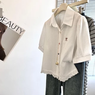 Chili Koko เสื้อเชิ้ตคอปกลายทางแนวตั้งเย็บลูกไม้แขนสั้นผู้หญิงฤดูร้อน สีใหม่เสื้อแขนสั้นติดกระดุมแถวเดียวไหล่เดียว W635