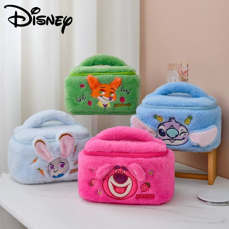 Disney Strawberry Bear กระเป๋าแต่งหน้าตุ๊กตาน่ารักความจุขนาดใหญ่กระเป๋าจัดระเบียบเครื่องสําอางสําหรับผู้หญิงอุปกรณ์โทรศัพท์สําหรับเดินทาง