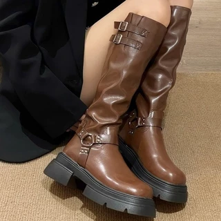 JINxCHOY เข็มขัดหัวสีน้ําตาล All-Match Retro กับรองเท้าหนังPU ยี่ห้อ Knight Sole สำหรับฤดูใบไม้ร่วงและฤดูหนาว ใส่ง่าย ทนทาน และป้องกันการลื่นไถล