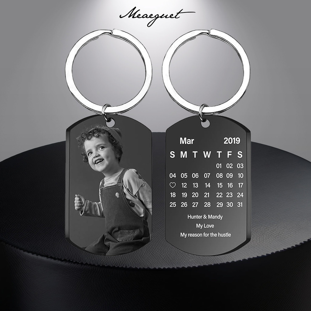 Meaeguet ส่วนบุคคลพวงกุญแจ,แกะสลัก Photo ปฏิทินวันที่ข้อความเลเซอร์ที่กําหนดเองแท็กสุนัขสแตนเลสจี้พวงกุญแจ