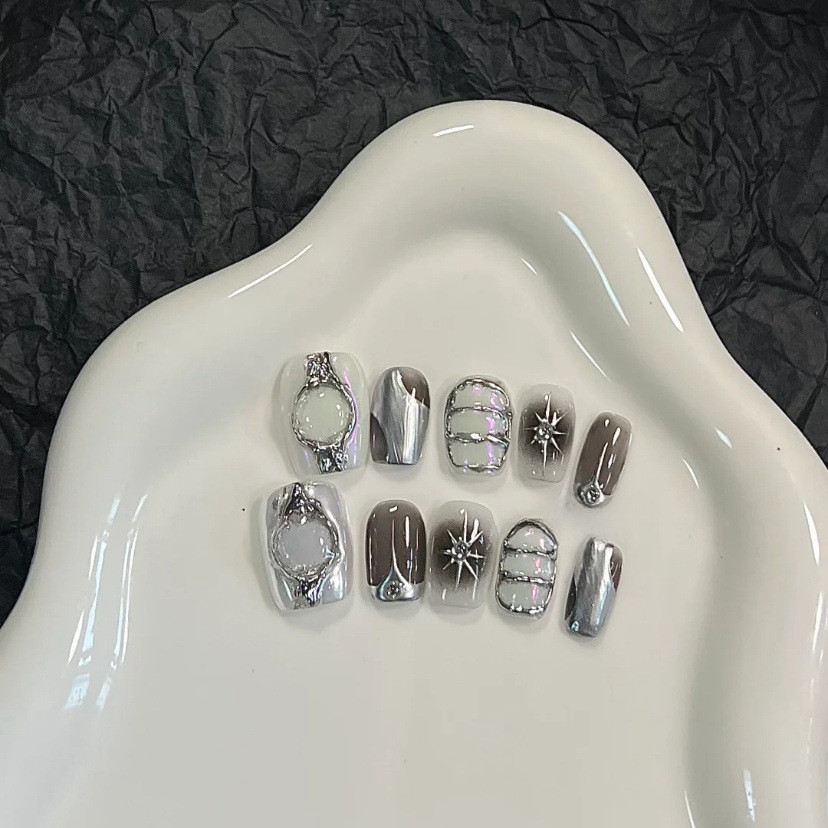 Y2k โลหะสไตล์ Handmade สวมใส่เล็บสีดําสีชมพู Hottie เล็บปลอม Super Cool สั้นกดเล็บ