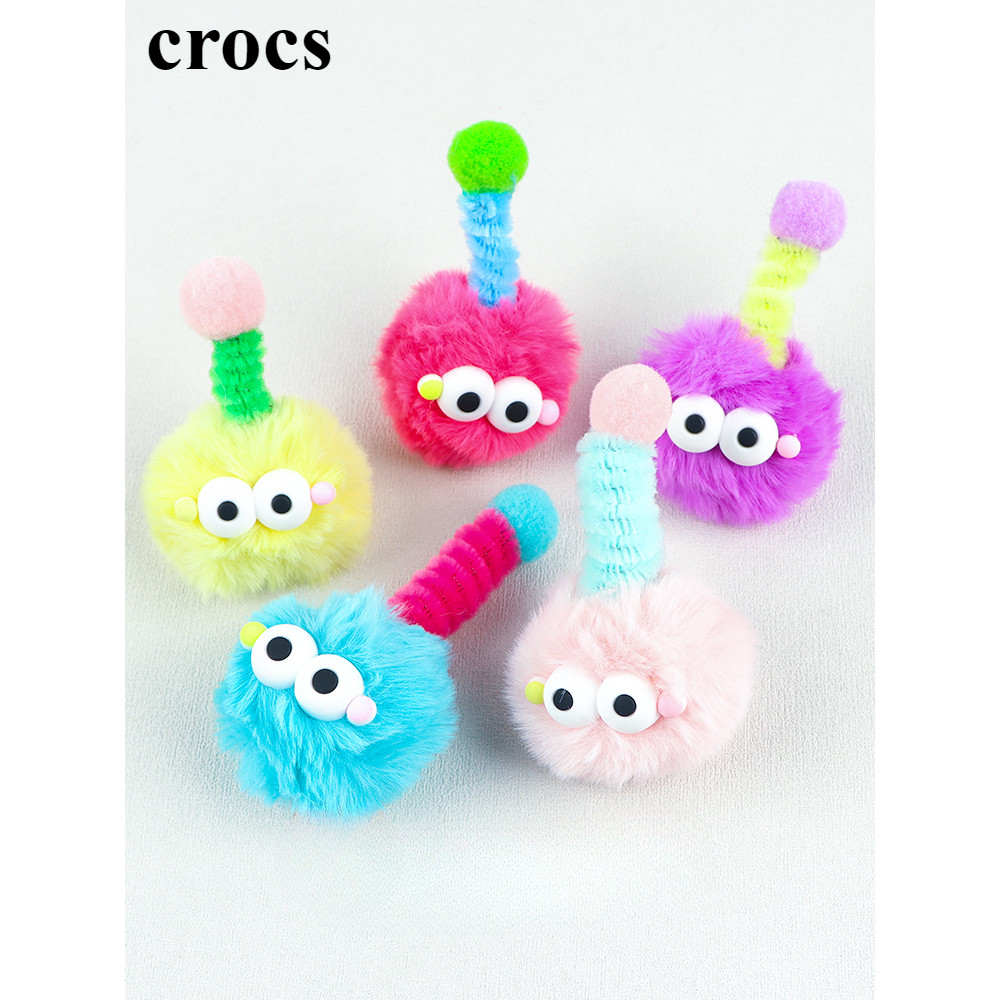 Crocs Jibbitz Charm 3D น่ารัก Monster Hairball สีสันรองเท้าดอกไม้ด้านบนตกแต่งหัวเข็มขัด