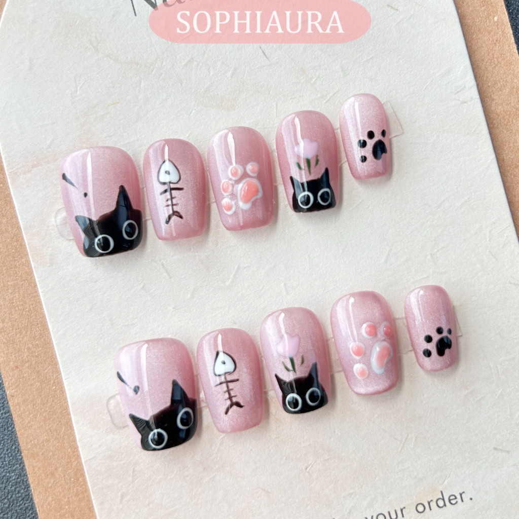 Sophiaura เล็บปลอมทําด้วยมือ Lucky Cat Super Short Square Cat Eye สีชมพูเงานํากลับมาใช้ใหม่ Natrual เล็บปลอมทําด้วยมือกดบนเล็บชุดกาว