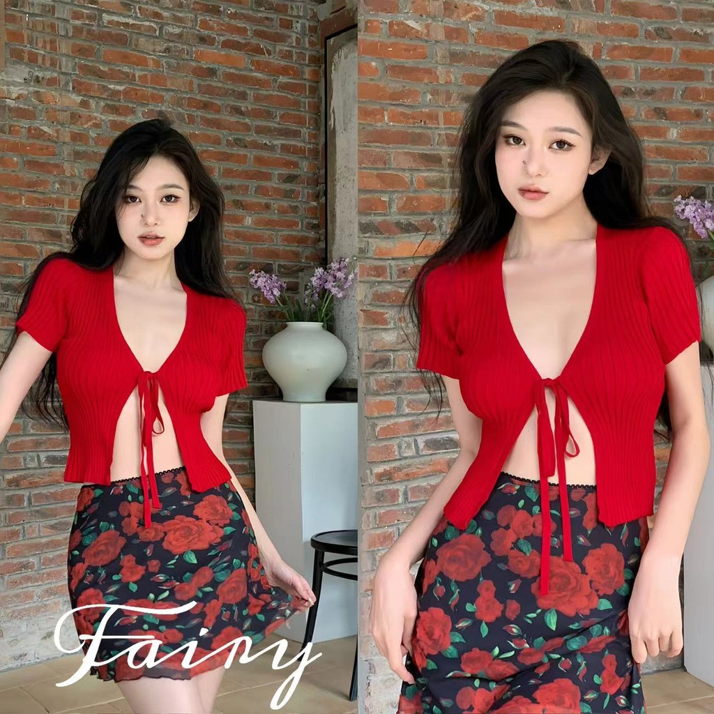 Fariy เสื้อไหมพรม คอวี แขนสั้น ดีเทลผ้าร่องเล็ก ผูกตรงอก กระโปรงดอกกุหลาบฝรั่งเศสโรแมนติก