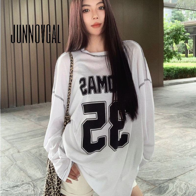 Junnovgal เสื้อยืดผู้หญิง Loose Fit ตัวอักษรการพิมพ์ 2024 แขนยาวสไตล์ใหม่