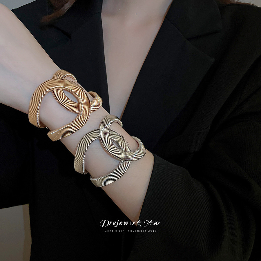 สร้อยข้อมือสไตล์ยุโรปและอเมริกา ออกแบบโลหะบิด สไตล์แฟชั่นสำหรับสาวๆ