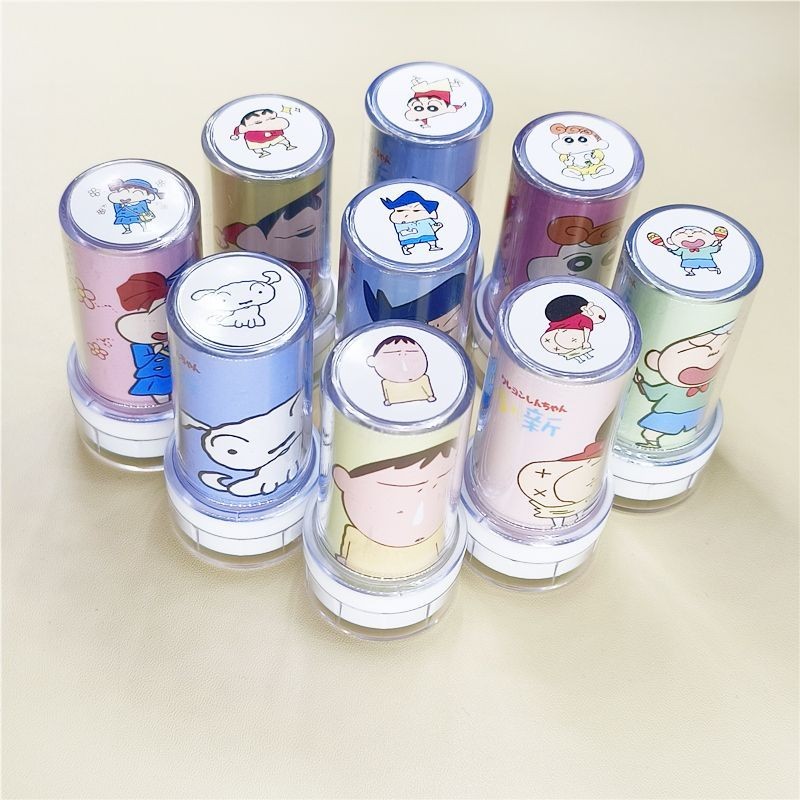 สินค้าใหม่พร้อมสต็อกเครยอนชินจังน่ารักการ์ตูนซีลรอบสแควร์แสงแสตมป์สีแสงแสงแสตมป์ เสี่ยวไป๋ ของเล่นเด็ก20250709