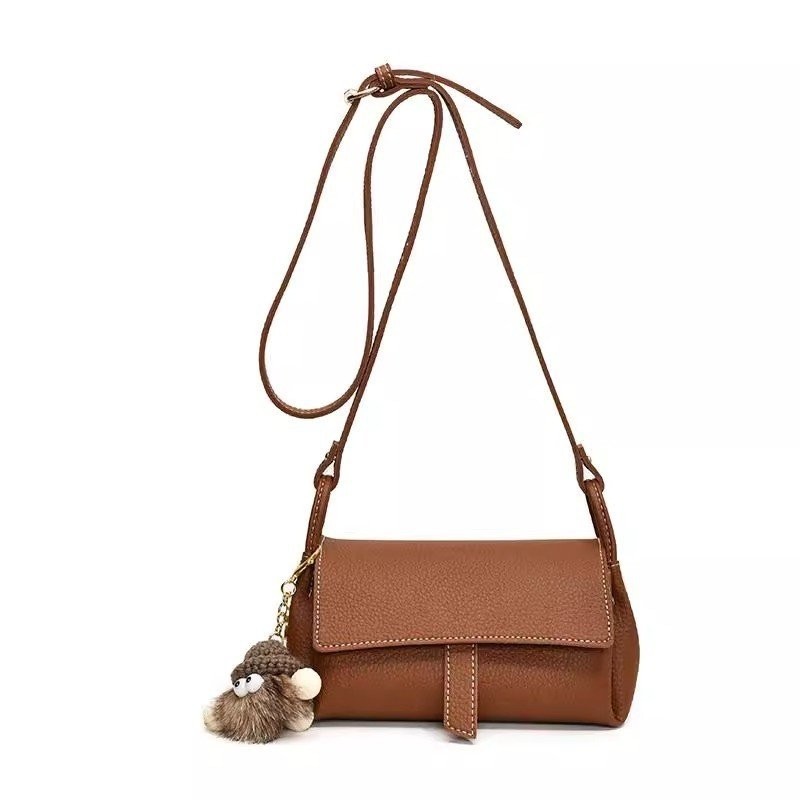 กระเป๋าสะพายผู้หญิง ปลอกหมอน วินเทจ มินิมอล 2025 วัสดุ PU ดีไซน์เรียบหรู มีน้ำเสียง ทุกชุดเข้ากันได้ สะพายไหล่/สะพายข้าง สีดำ/ขาว/น้ำตาล/กาแฟ แถมฟรี พวงกุญแจสวยๆ ทันสมัย สวยงาม