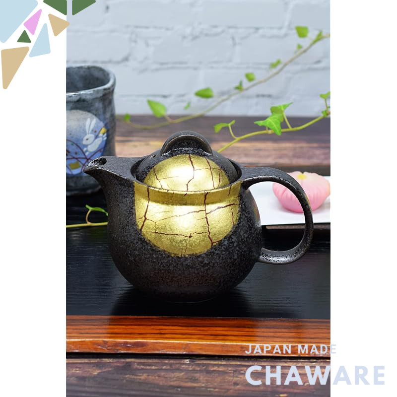 【made in japan】
Stylish Japanese Ceramic Teapot with Gold Leaf Design, Kutsunai Ware Kyushu Yaki, In