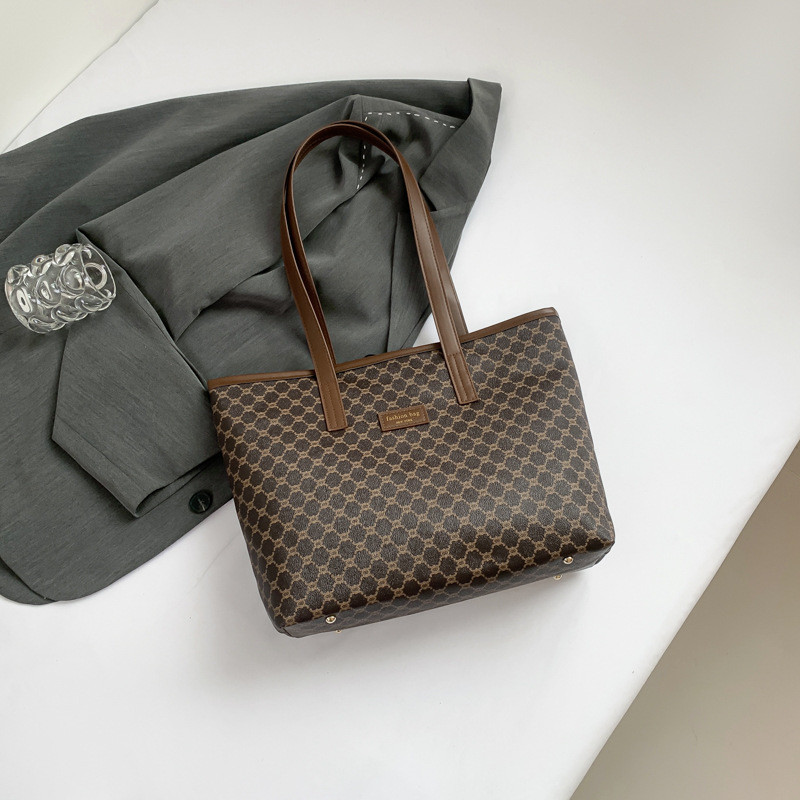 High-end กระเป๋าหญิง 2024 แฟชั่นสไตล์ใหม่ All-Match กระเป๋าสะพายแบบพกพา Office Worker Commuter ขนาดใหญ่