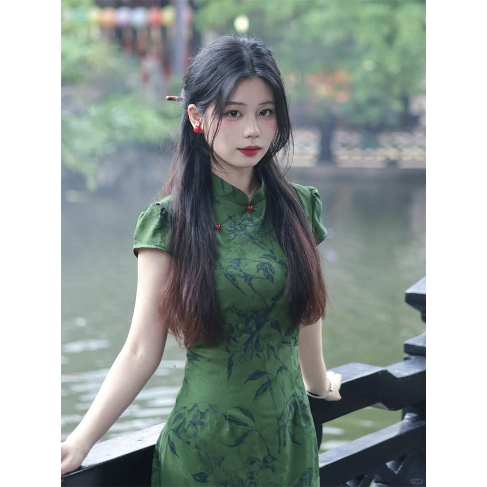 ย้อนยุคสีขาวสีเขียวปรับปรุง กี่เพ้า ชุดผู้หญิง 2024 ไม่สม่ําเสมอกลางความยาวสะโพก-หีบห่อ กระโปรง