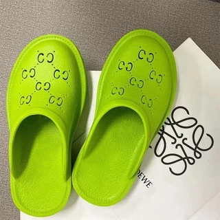 P PVC Baotou Hole รองเท้าแบนกลางส้นแฟชั่น All-Match Breathable Anti-Slip ระงับกลิ่นกายในร่มกลางแจ้ง Slip-On รองเท้าแตะ