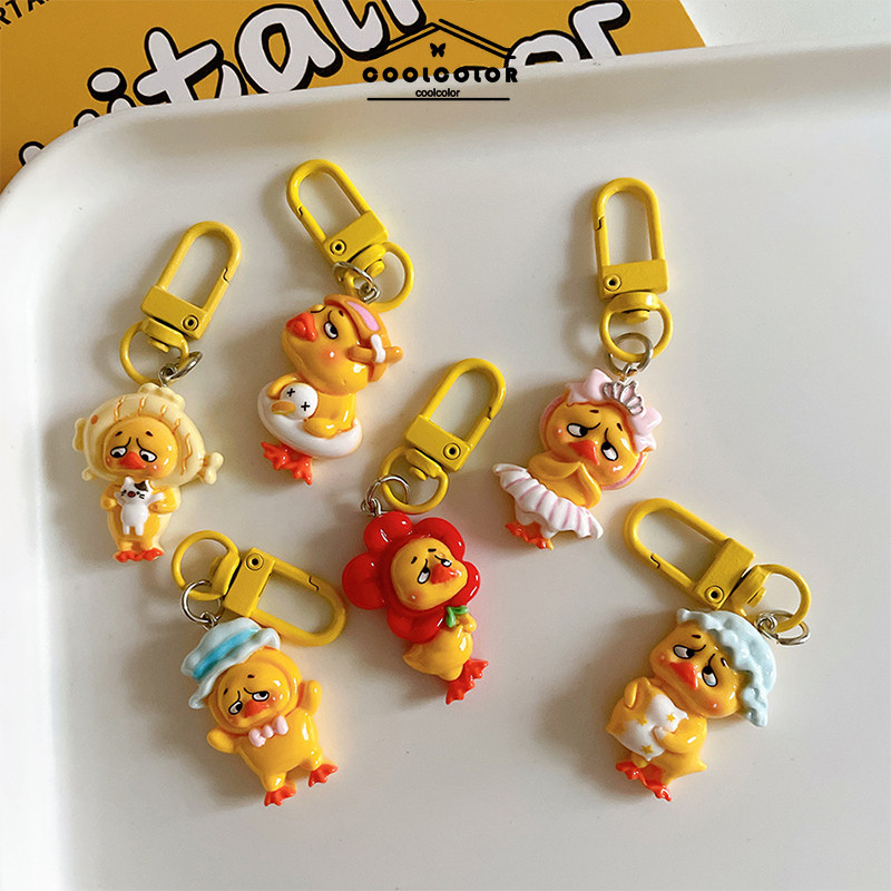 ในไทย💖พวงกุญแจ Annoying Duck คิ้วย่นจับปลาดุกหัวเป็ดสีเหลืองเรซิ่นสาวหัวใจจี้กระเป๋านักเรียนจี้อุปกรณ์เสริมแฟนของขวัญ