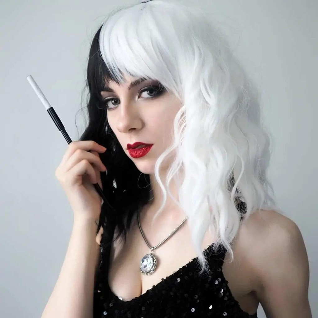 วิกผมสีดําและสีขาวสําหรับ Cruella Deville เครื่องแต่งกายสั้นหยิกหยักวิกผมผู้หญิงสําหรับปาร์ตี้ฮาโลวีนคอสเพลย์