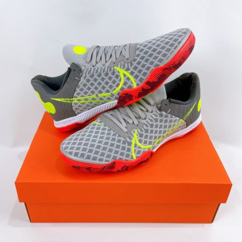 รองเท้าฟุตบอลฟุตซอล Nike React Gato Grey FOG Bright Crimson ราคาถูก IC รองเท้าฟุตบอลในร่มรองเท้าผู้ช