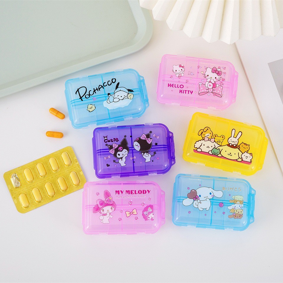กล่องยาแบบพกพา SANRIO - มีทั้งหมด 5 ลาย - มีช่องใส่ยา 6 ช่อง - ขนาด 9×6×2.5 cm