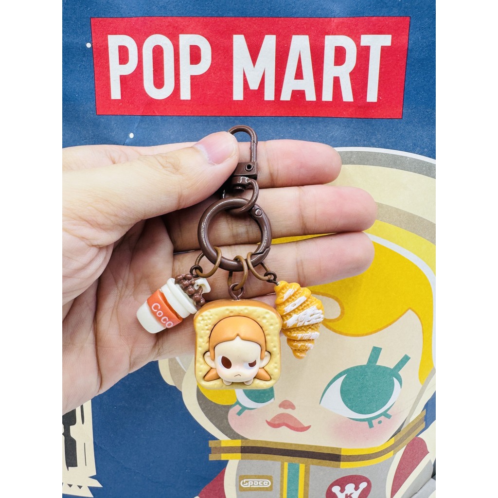 ของแท้ Pop Mart Hug น่ารักเม็ดจี้พวงกุญแจกระเป๋าเป้สะพายหลังโทรศัพท์มือถือ U Disk จี้ของขวัญวันเกิดที่สร้างสรรค์