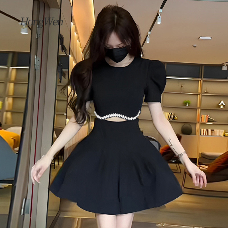 ชุดเดรสแขนพัฟสั้นกลวงสองชิ้นปลอมให้ความรู้สึกระดับไฮเอนด์
