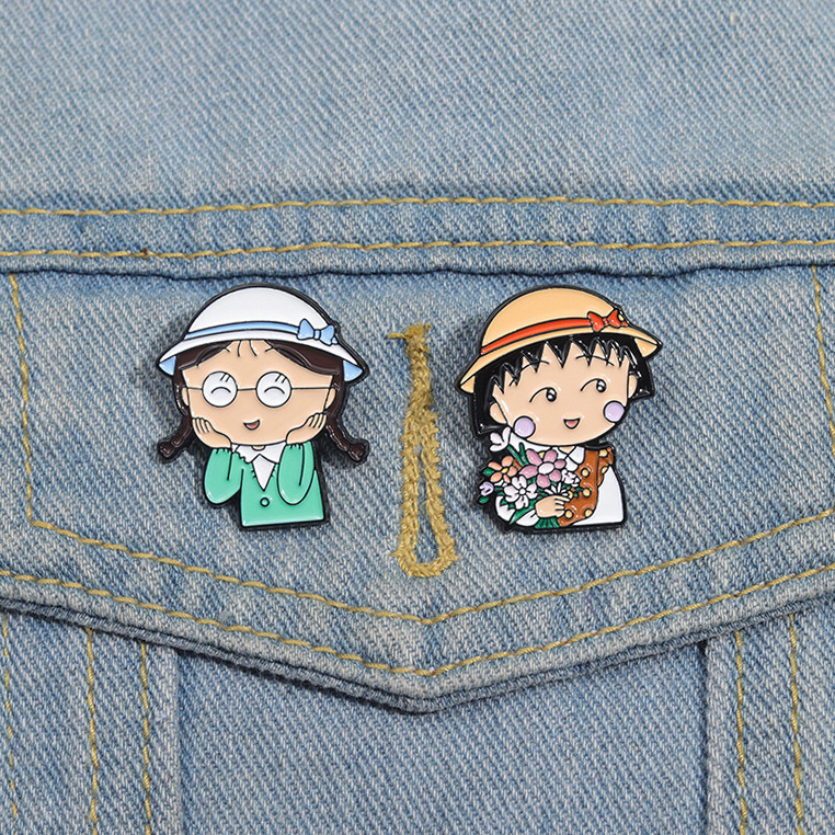 อะนิเมะ Chibi Maruko-chan เข็มกลัดการ์ตูนสาวน่ารักป้ายโลหะของขวัญเพื่อนที่ดีที่สุดกระเป๋านักเรียนเครื่องประดับอุปกรณ์เสริม