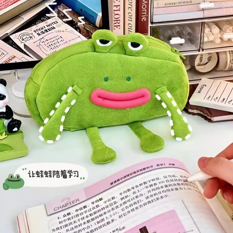 กล่องดินสอตุ๊กตาแปลกการ์ตูนผู้ถือปากกากระเป๋าแบบพกพาorganizer Plushกบเครื่องเขียนกระเป๋าสําหรับเด็กอุปกรณ์สํานักงาน